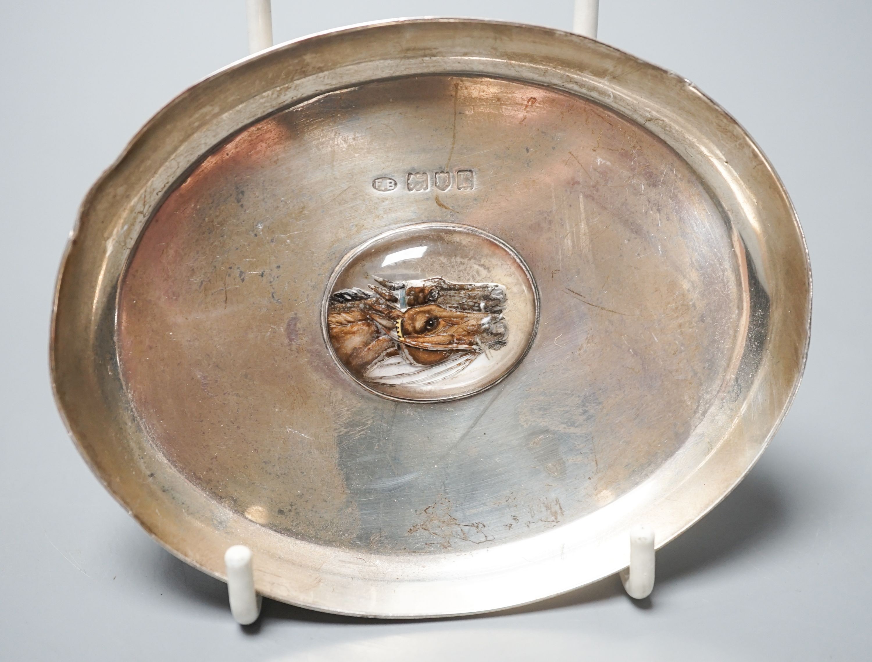 A George V silver oval dish with inset Essex crystal depicting two horse's heads, Frederick Thomas Buckthorpe, London, 1912, 11.4cm.